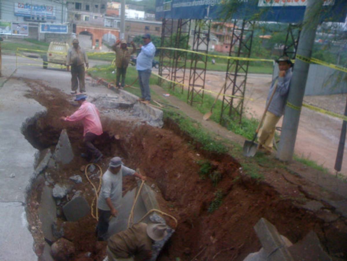 Cede ante lluvias calle de acceso a la residencial Venecia y UTH