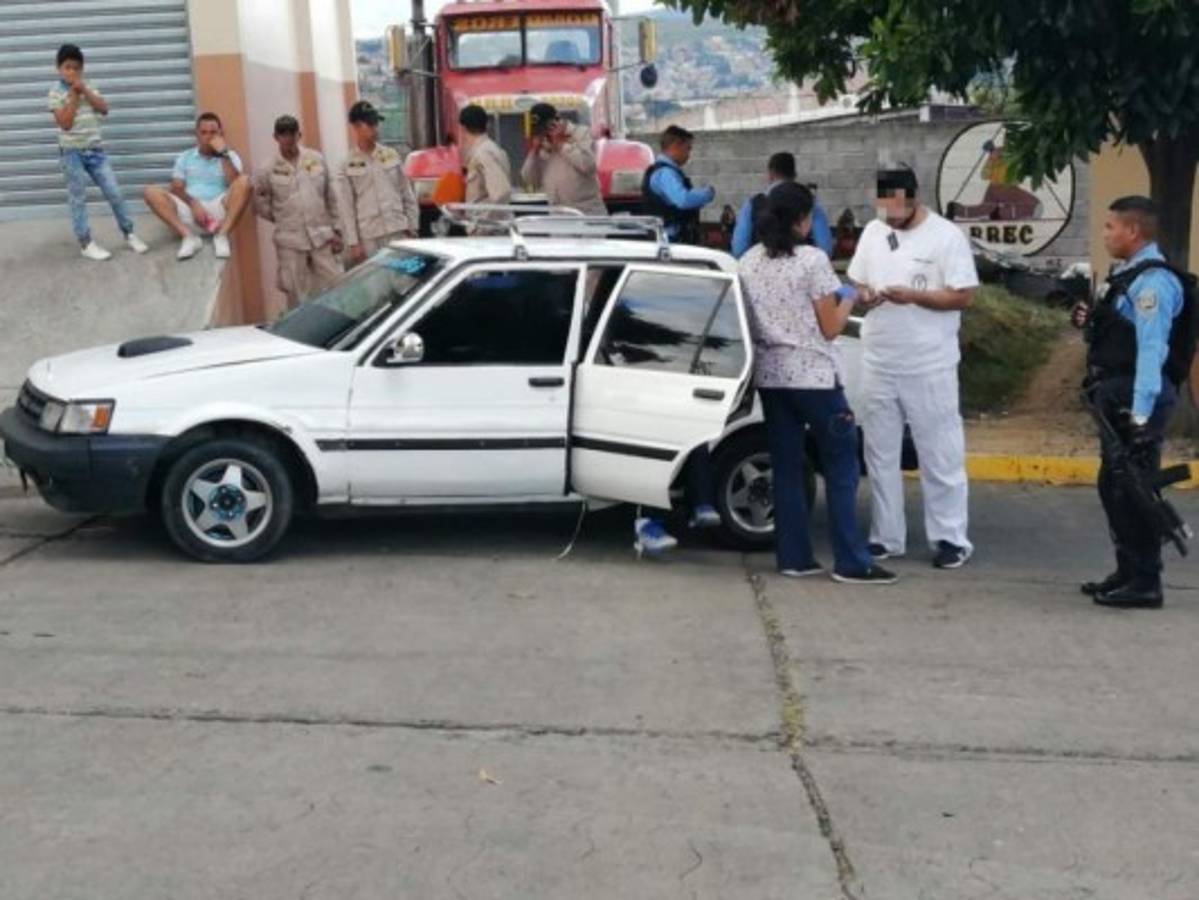 En este vehículo trasladaron a las personas atacadas durante un tiroteo en la colonia Canadá, pero una de ellas ya había fallecido al llegar a Cuerpo de Bomberos del Carrizal. Foto: Cortesía.