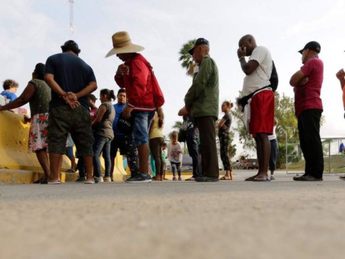 Corte: Estados Unidos puede obligar a solicitantes de asilo a esperar en México