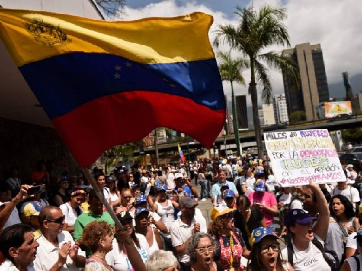Opositores y chavistas protagonizan marchas por apagón en Venezuela