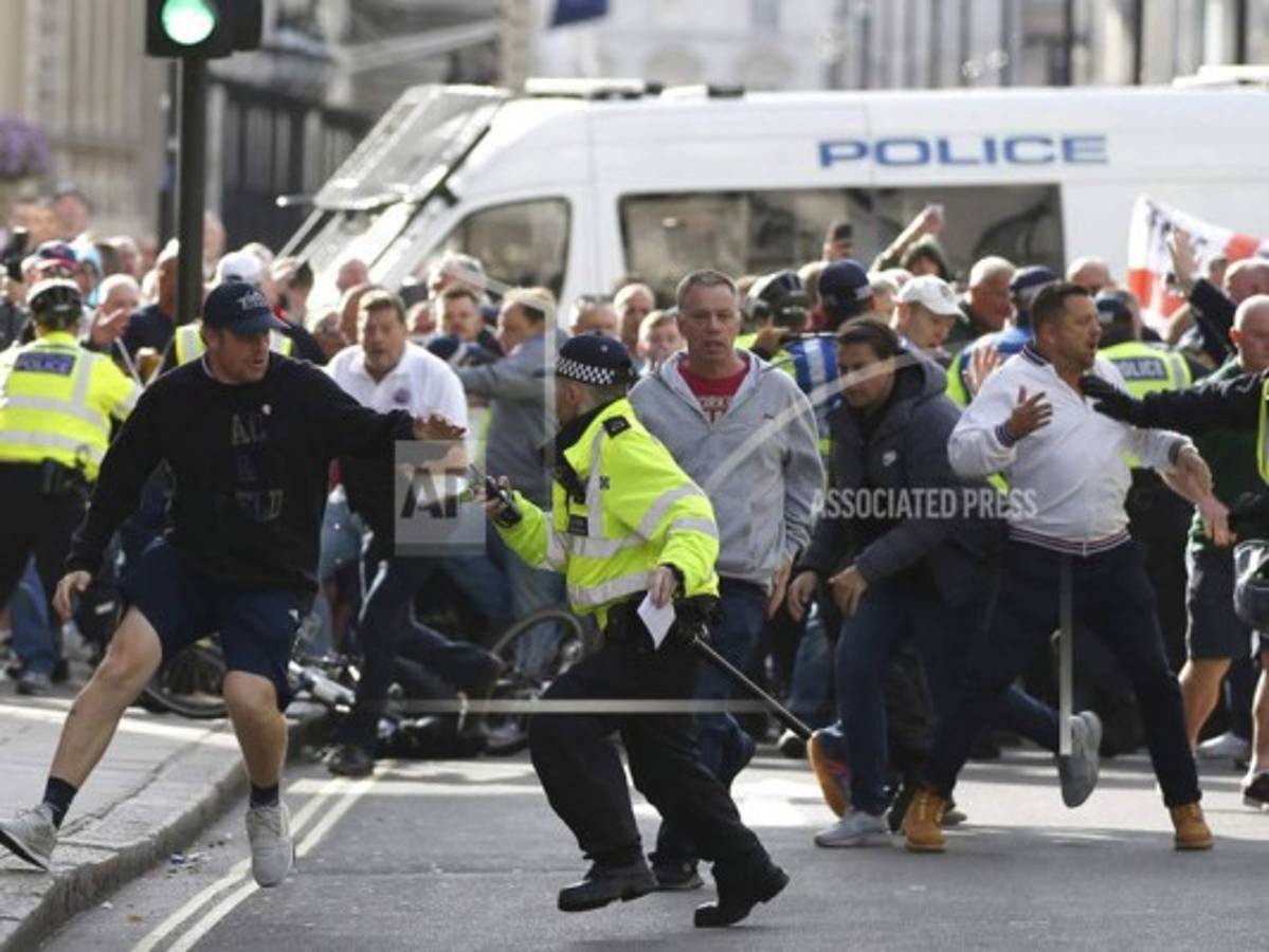 West Ham suspende a entrenador por participar en marcha