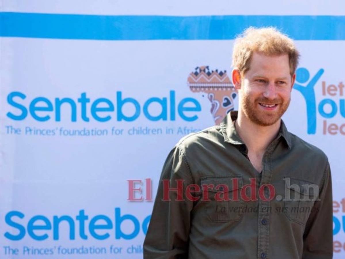 Harry sigue los pasos de la princesa Diana y camina por campo de minas en Angola