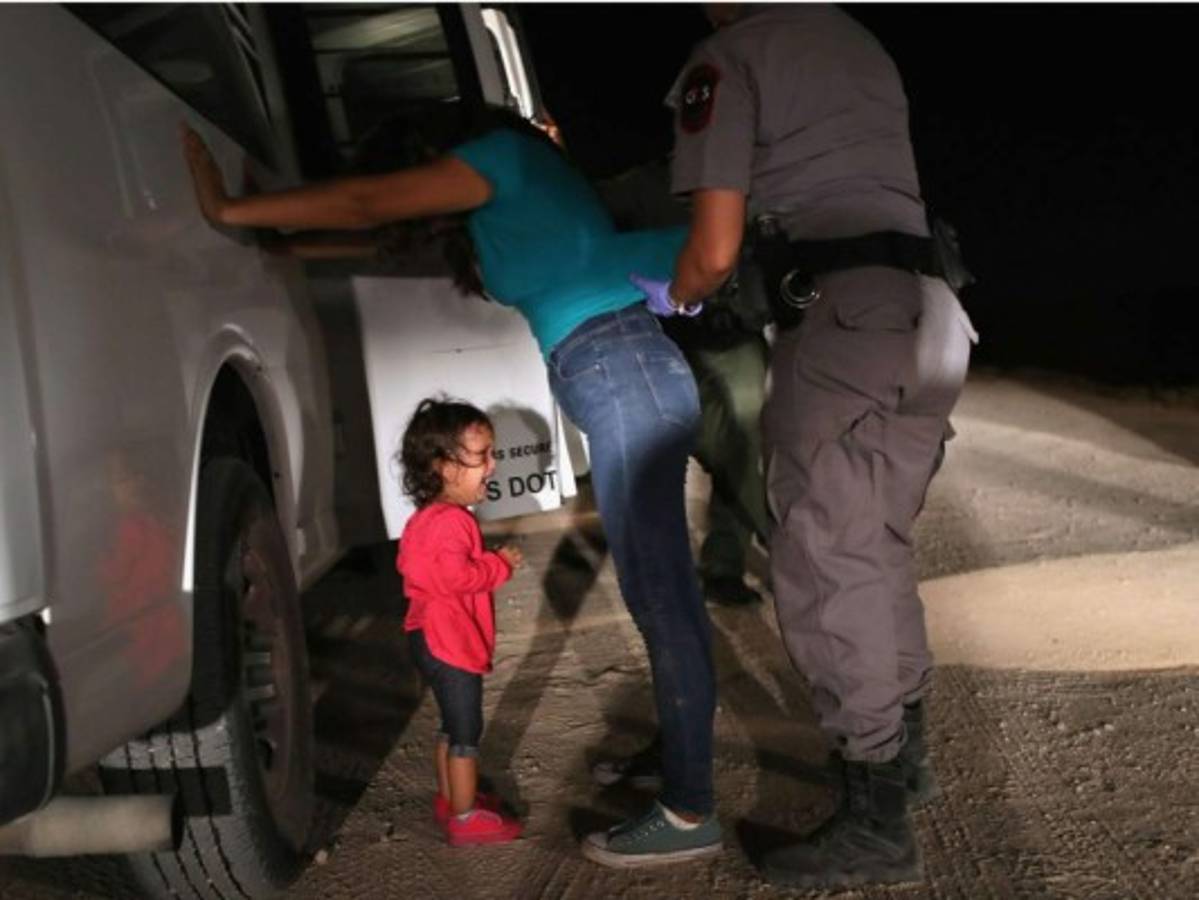 La historia detrás de la foto de una niña hondureña llorando en la frontera de Estados Unidos