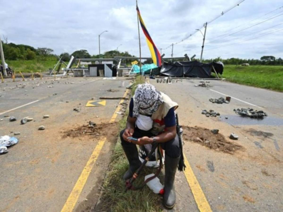 Tres muertos en medio de protestas que completan un mes de estallido social en Colombia  