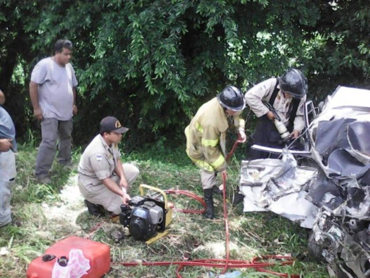 Dos hermanos mueren en colisión frontal de dos vehículos