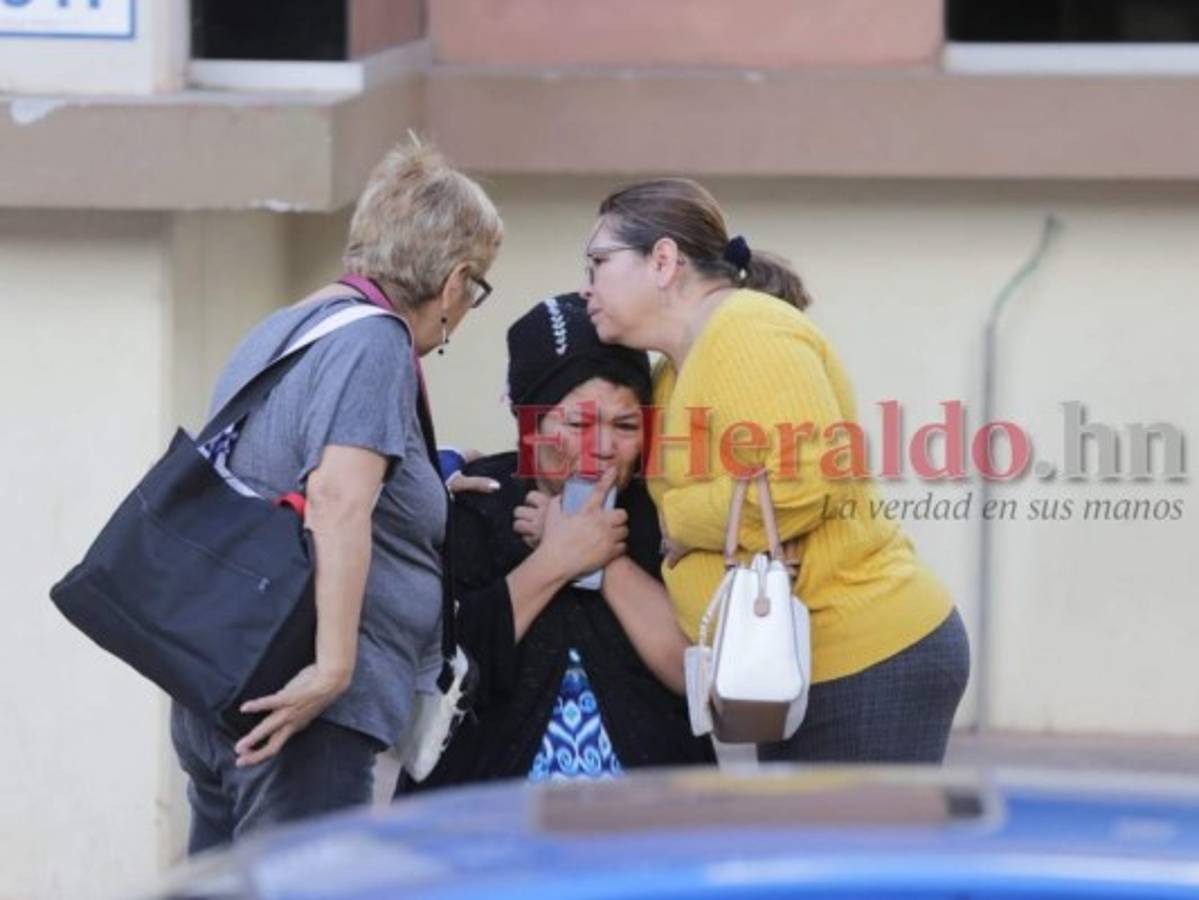 Familiares a la espera de los cuerpos de las tres víctimas de accidente en Taulabé