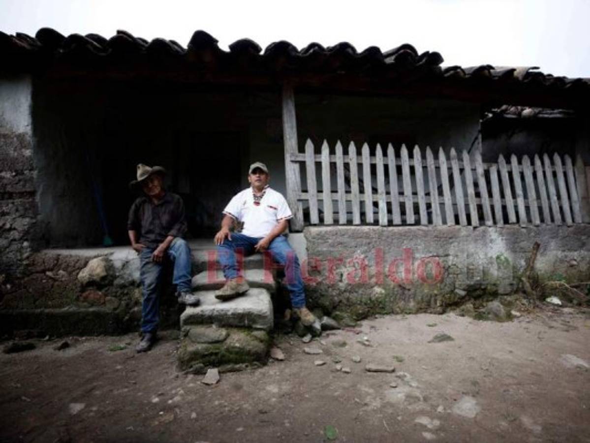 La única riqueza que Rodríguez Orellana asegura tener es su familia, sus amigos y sus valores morales. “Mire… aquí nacimos y crecimos', expresó mostrando una envejecida, pero resistente vivienda, ubicada en lo más alto de la cima de El Picacho, una comunidad de difícil acceso, allá en los más recóndito de Yamaranguila. Foto: Emilio Flores / EL HERALDO.