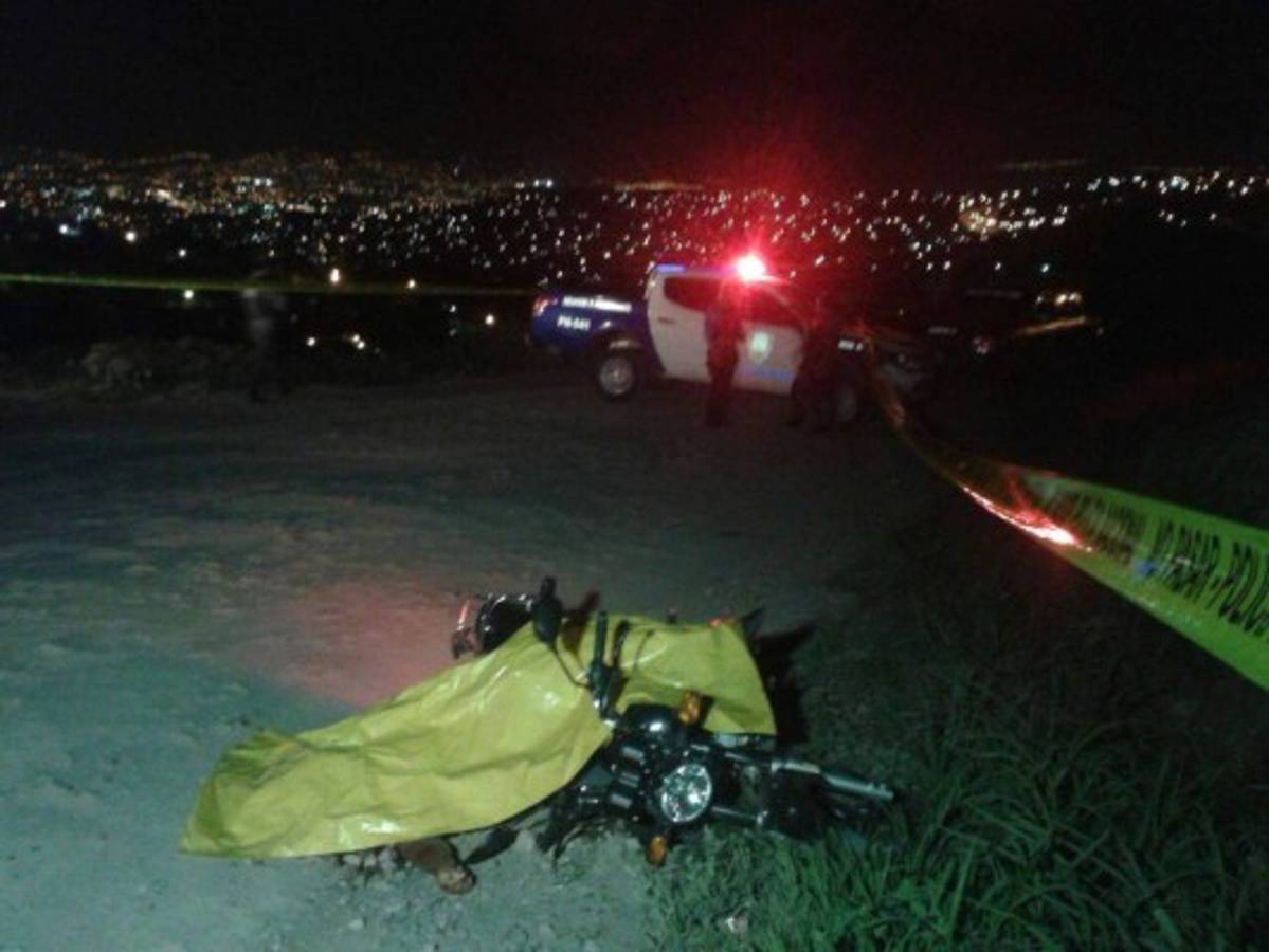 El cuerpo del occiso quedó tendido en la calle junto a su motocicleta.