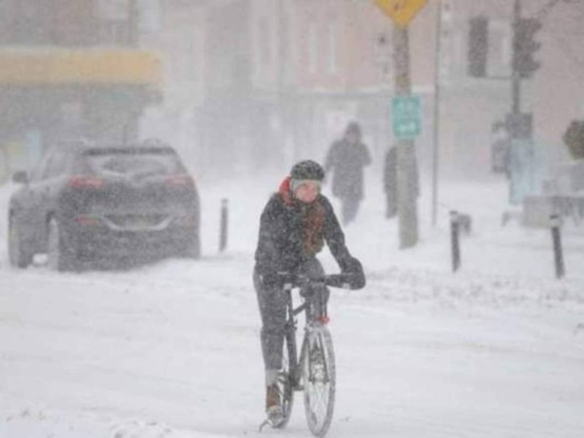 Tormenta invernal azota el este de EEUU y Canadá y trastorna los viajes  