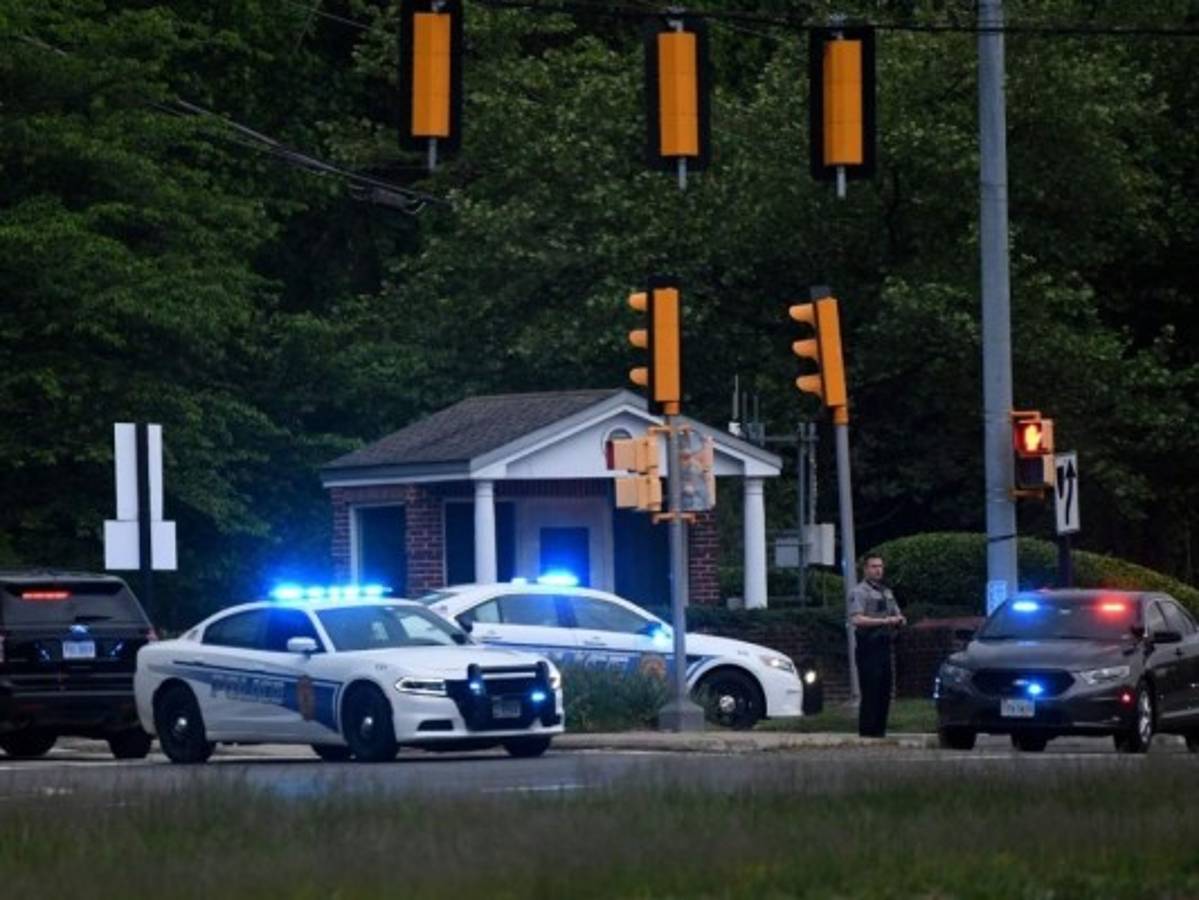 Descubren a 29 personas que viajaban ocultas en camión articulado en Texas  