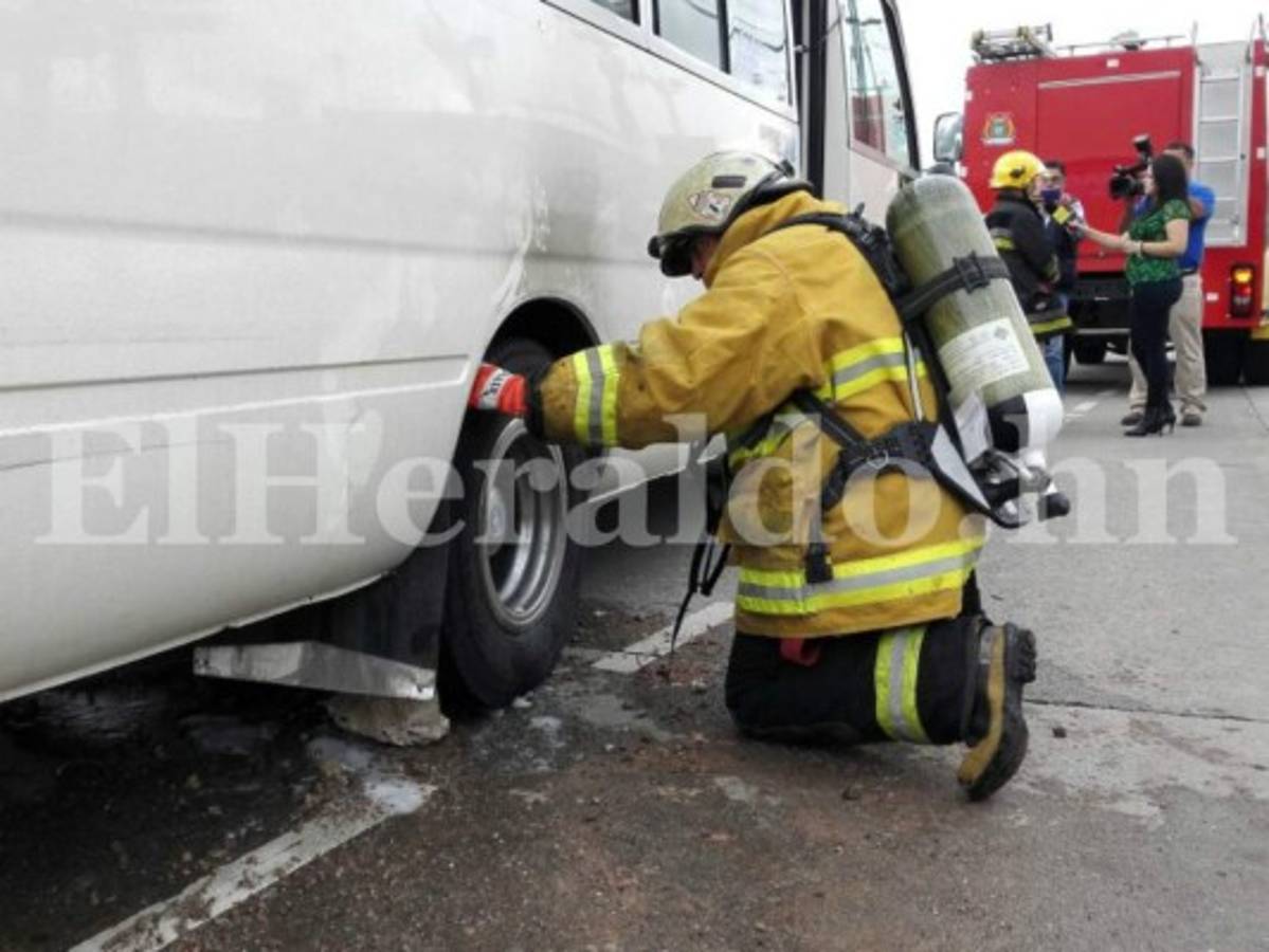 Un autobús toma fuego en el bulevar Suyapa de Tegucigalpa