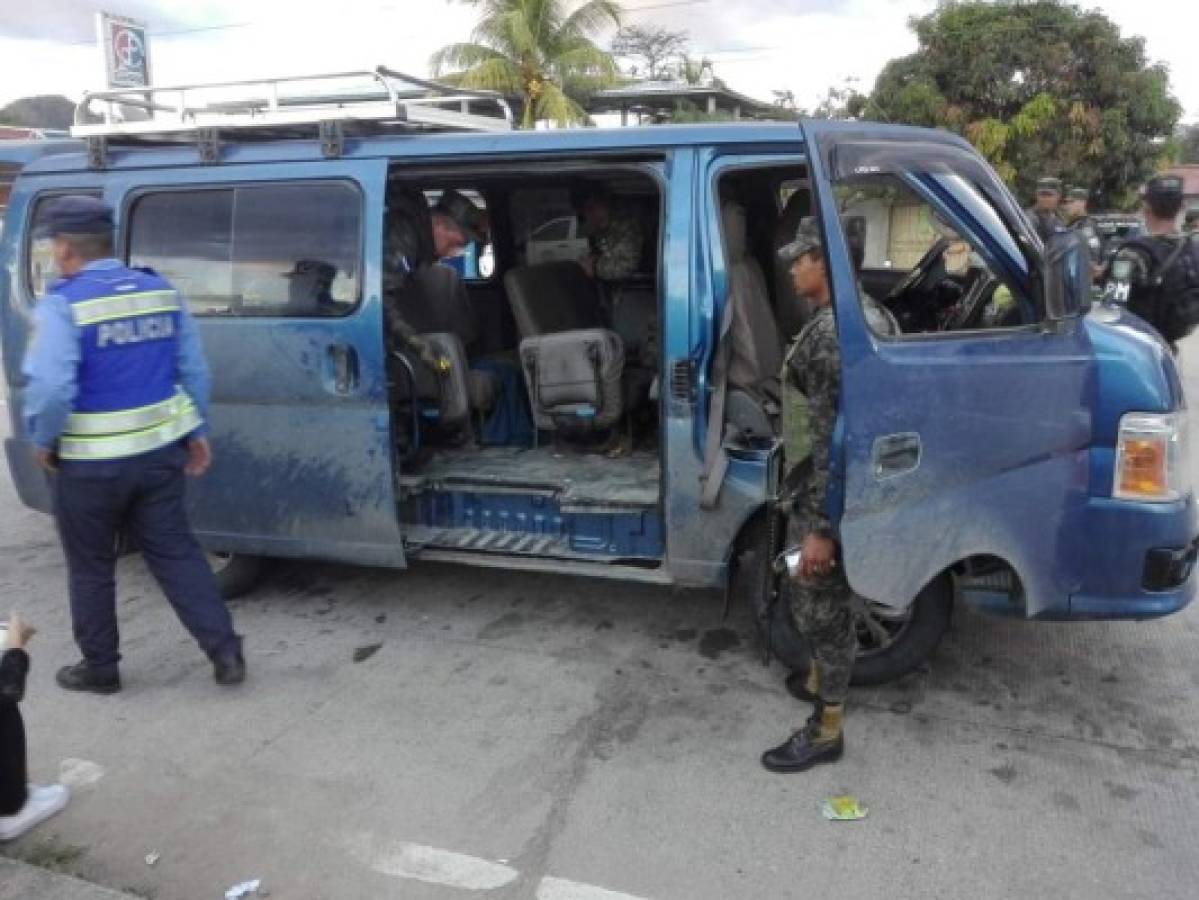 Encuentran armas dentro de bus que transportaba a miembros de una barra en Olancho
