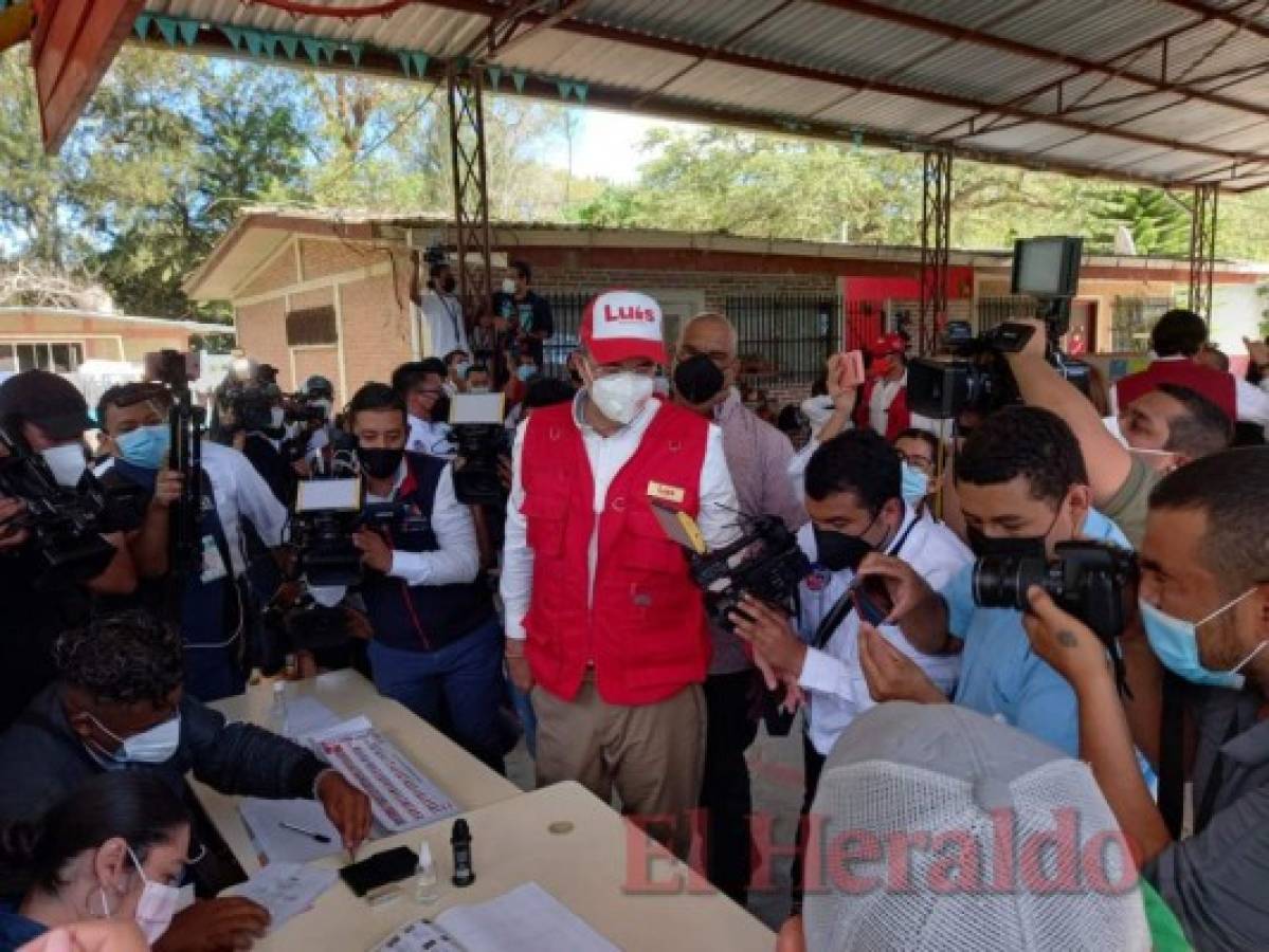 Con fuerte mensaje contra corruptos y señalados en narcotráfico Luis Zelaya acudió a las urnas (FOTOS)