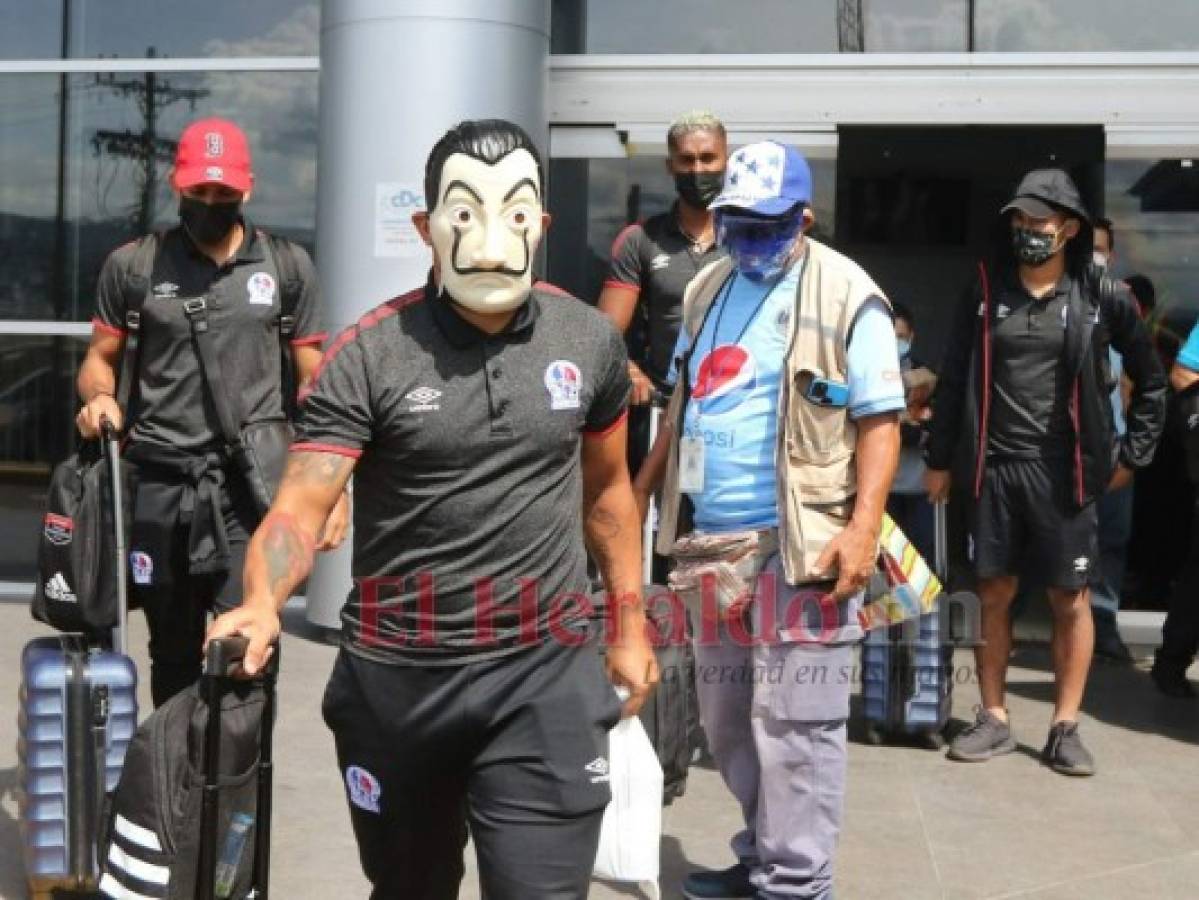 En silencio y con el rostro cubierto: llegan jugadores de Olimpia tras polémica en Surinam  