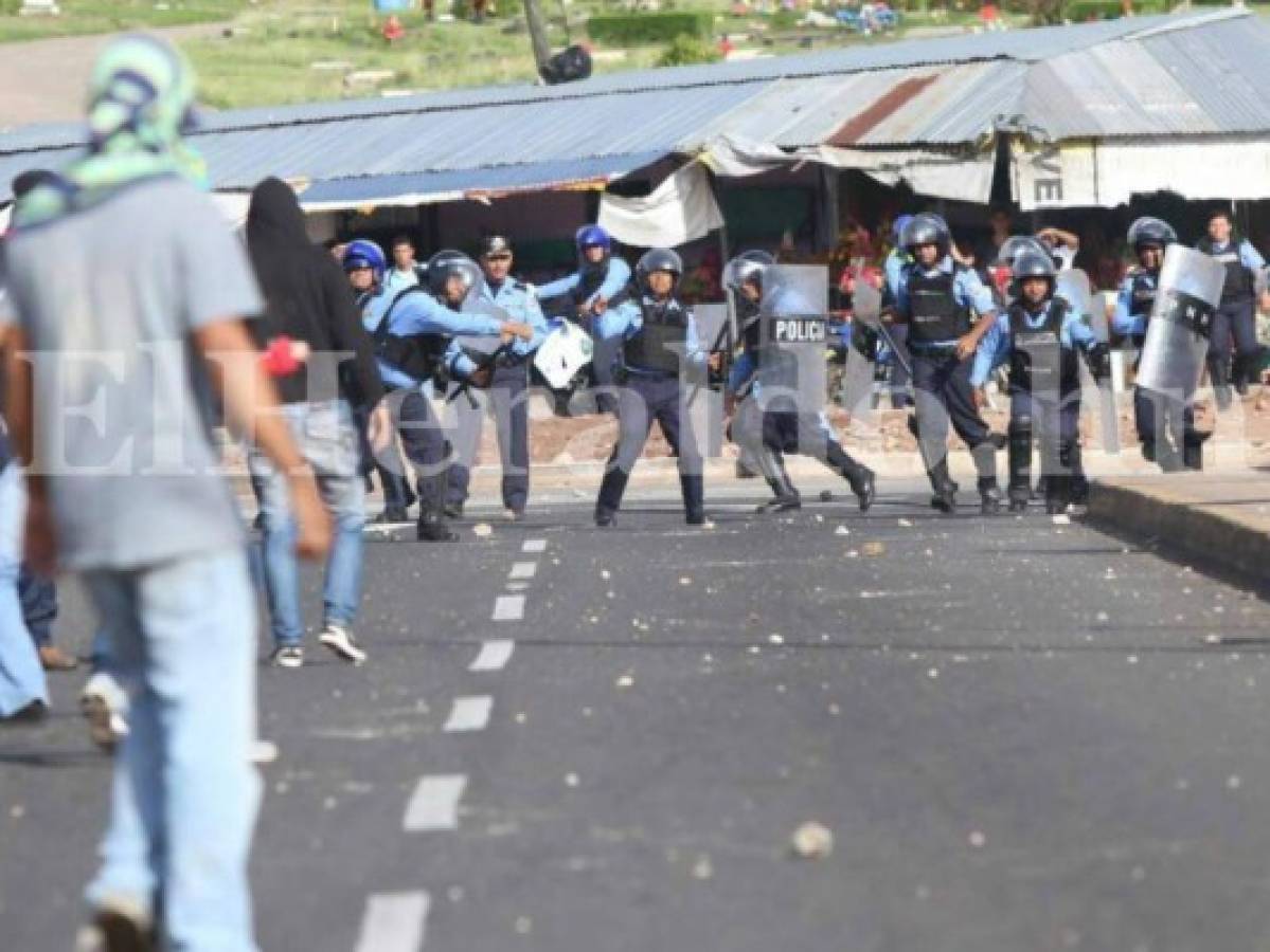 Se calientan los ánimos entre policías y estudiantes en protesta de la UNAH