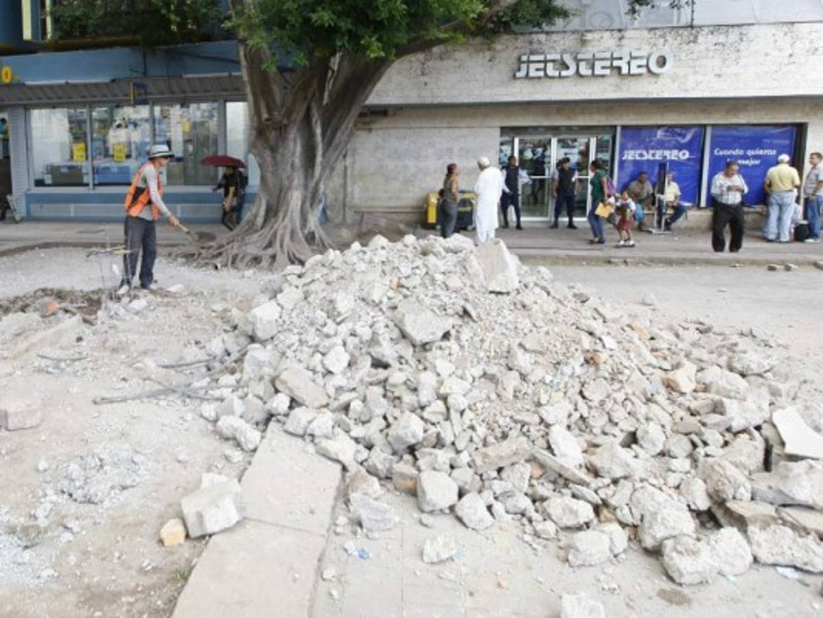 Detienen retiro de esculturas en el Parque Central
