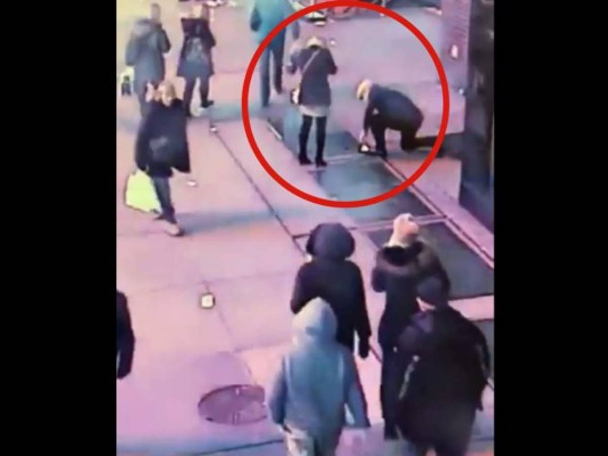 Hombre le propone matrimonio a su novia y la policía los busca después