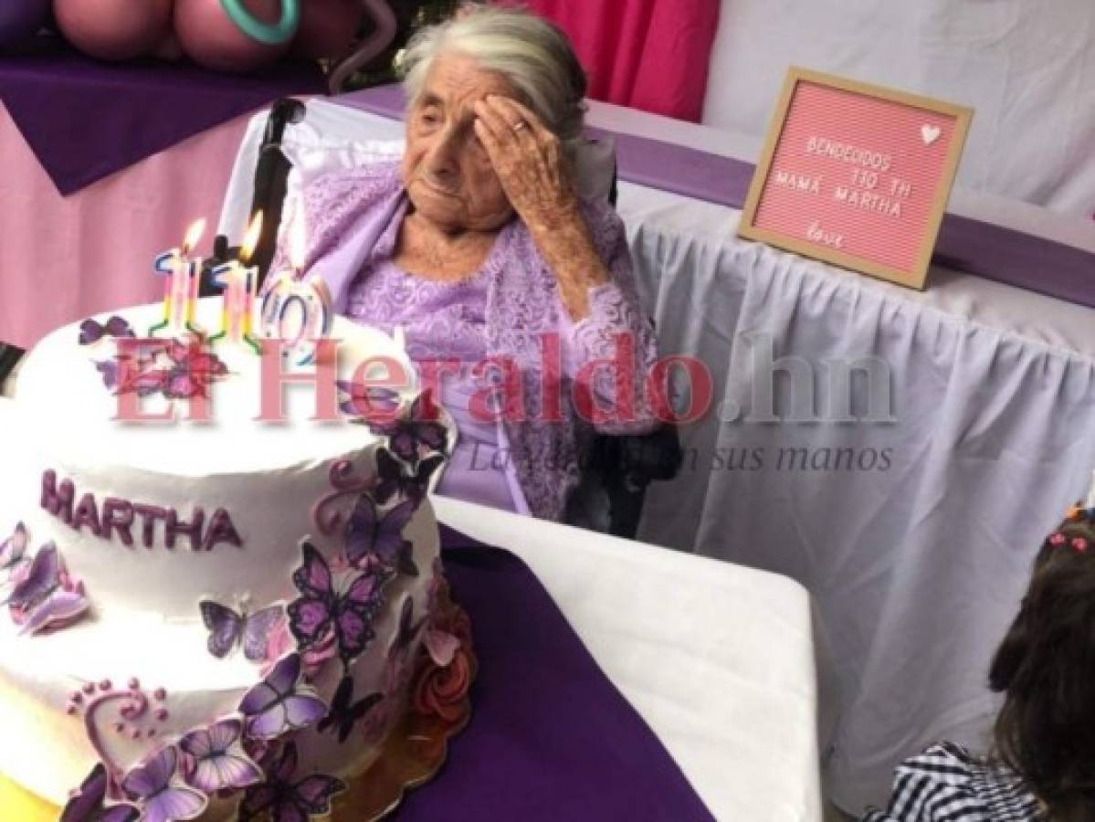 Tras vencer el covid-19, Martha Oliva España de Peña disfruta de su cumpleaños y de su numerosa familia. Foto: EL HERALDO