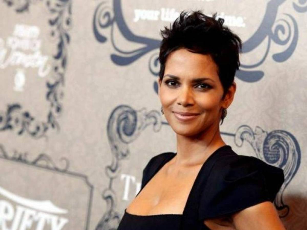 FOTOS: El infartante escote de Halle Berry a sus 51 años