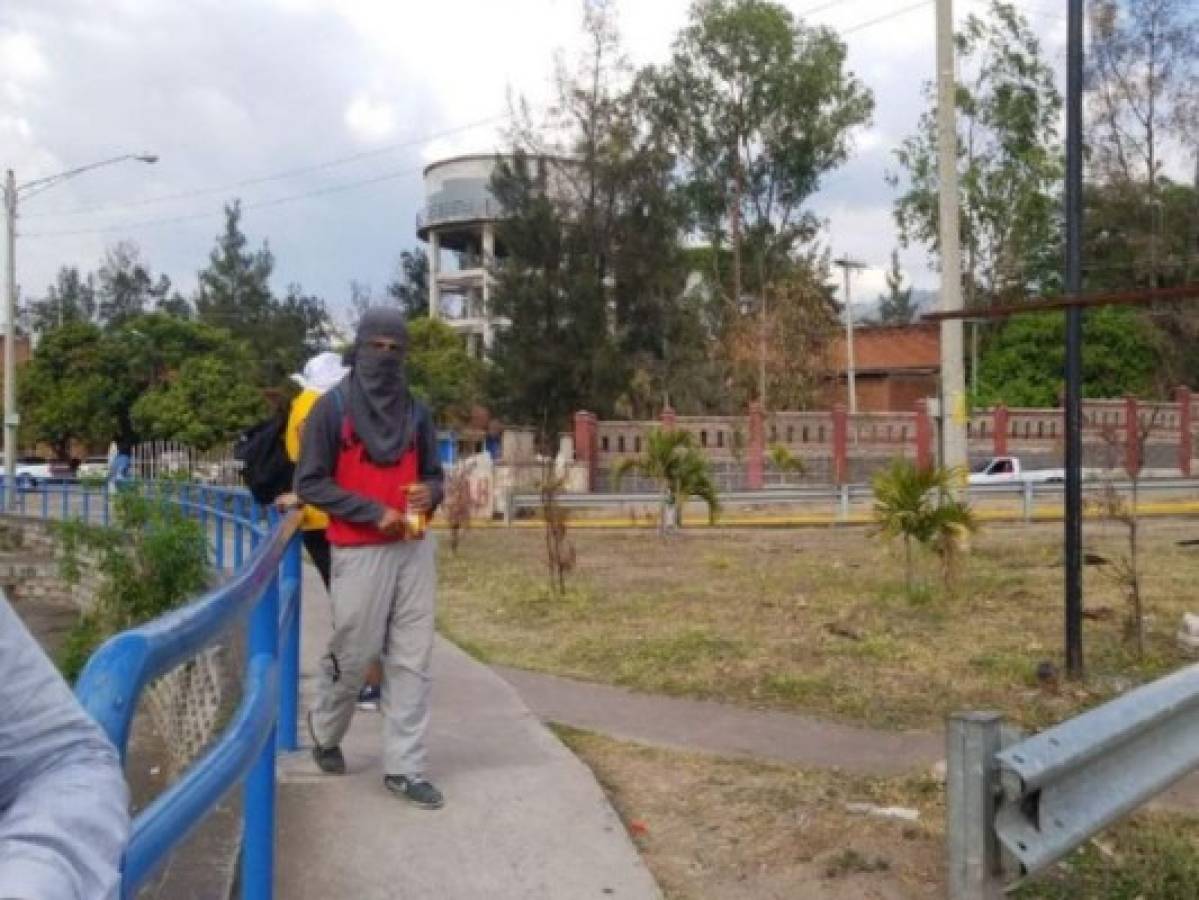 Miembros del Movimiento Estudiantil Universitario obstaculizan el paso vehicular en el bulevar Suyapa