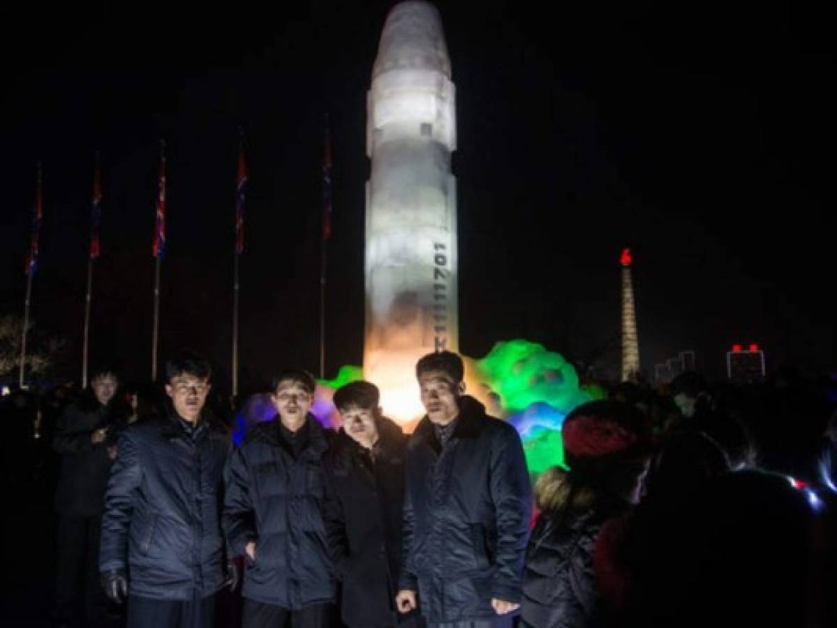 Fotogalería: Corea del Norte exhibe versión de hielo de misil intercontinental