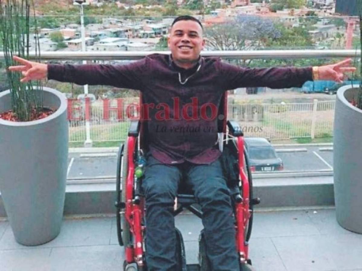 Fredy Barrientos: En 2016 perdió la movilidad de sus piernas, sin embargo, en silla de ruedas atiende su negocio.