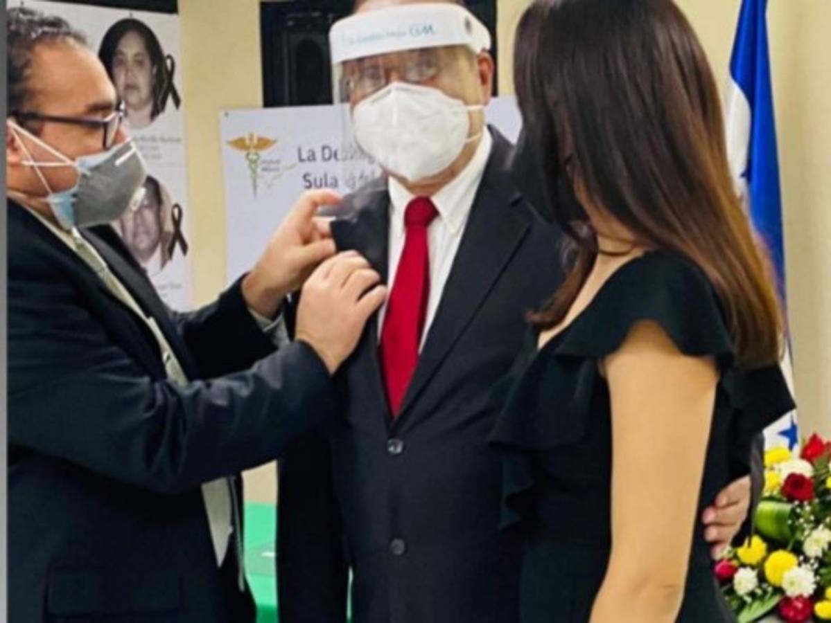 En junio de 2020, el galeno fue homenajeado por el Colegio Médico de Honduras por sus 25 años de trayectoria.