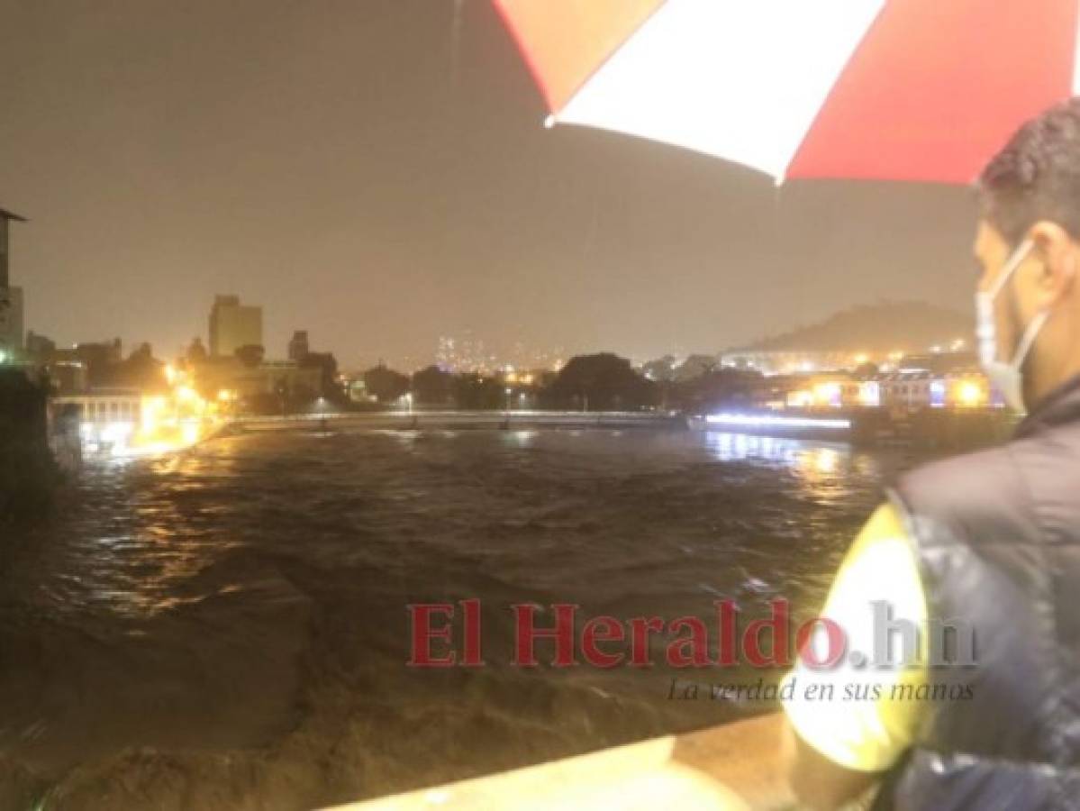 Se desbordan ríos en la capital de Honduras por tormenta Eta; cierran puentes
