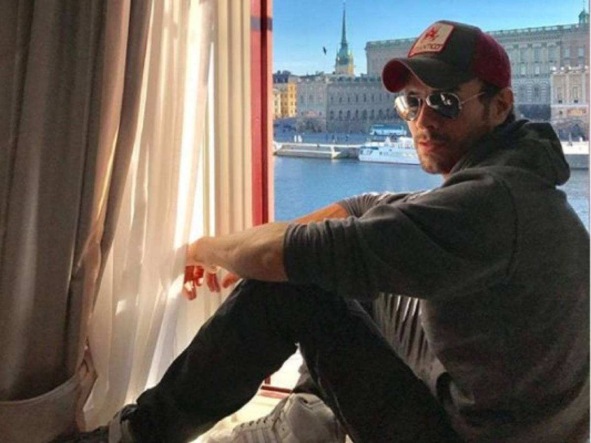 Vídeo: Enrique Iglesias manosea a una fan durante concierto