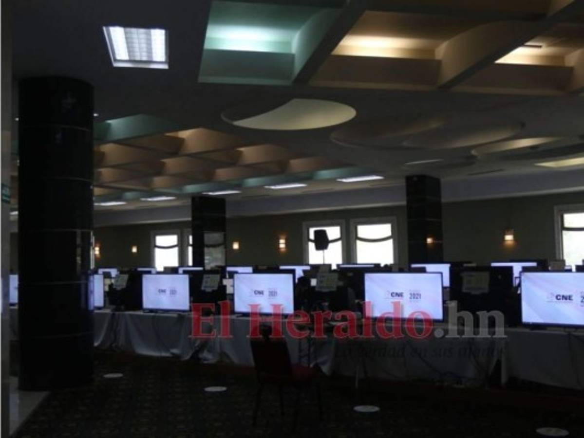 FOTOS: Hermetismo y retrasos en el centro de cómputo del CNE