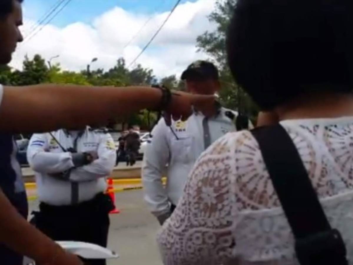 Remueven a guardia de la UNAH que forcejeó con estudiantes tras impedir ingreso de vendedor
