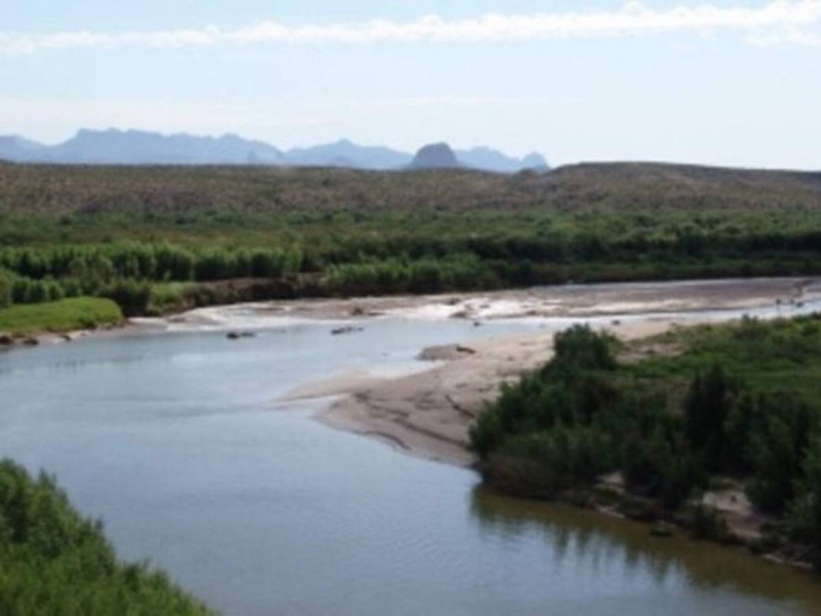 Rescatan a 10 migrantes hondureños a punto de ahogarse en el río Bravo