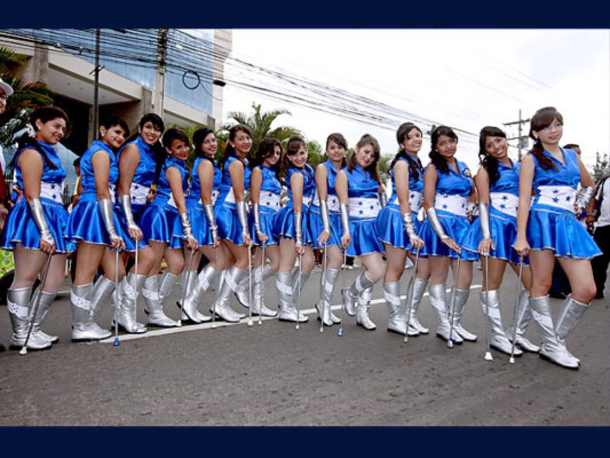 Derroche de civismo y belleza en desfiles patrios