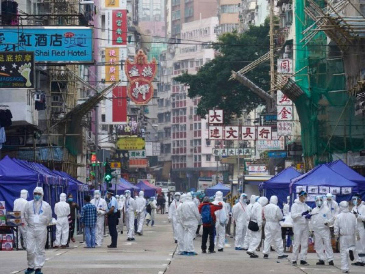 Confinan a miles en Hong Kong para contener brote de covid-19