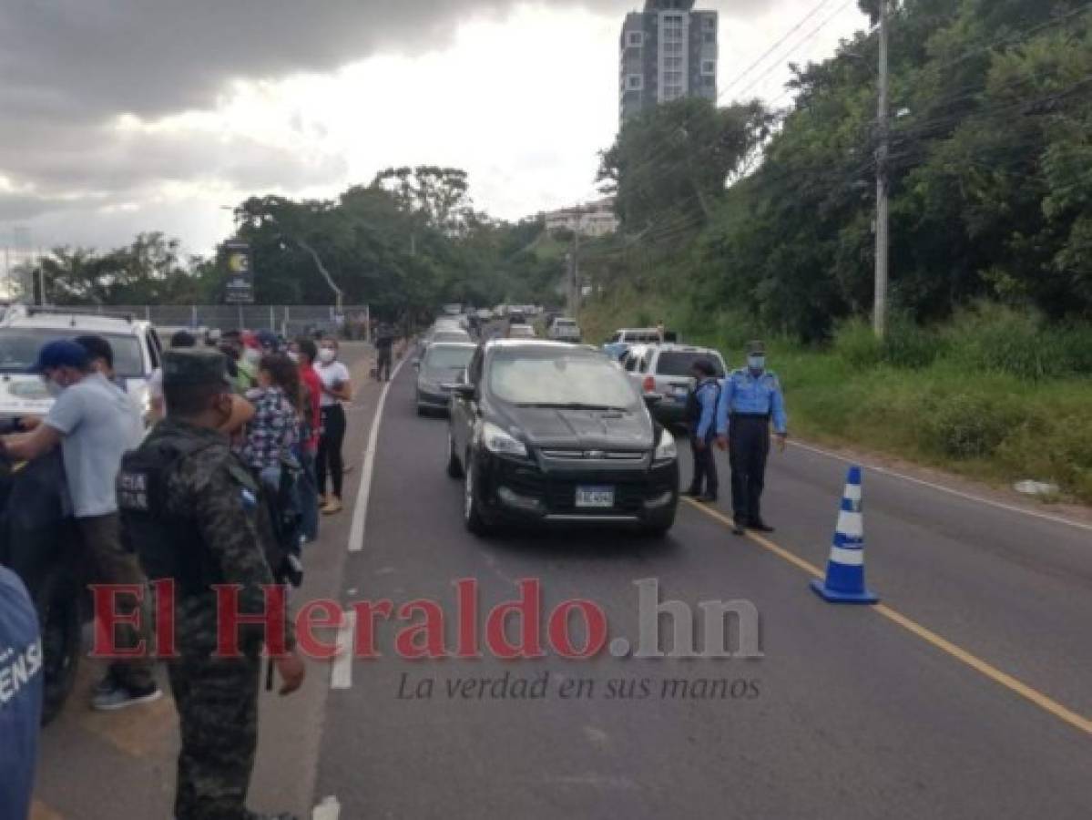 El tráfico en la transitada zona se volvió difícil, luego del sangriento ataque. Foto: Estalin Irías/ EL HERALDO.