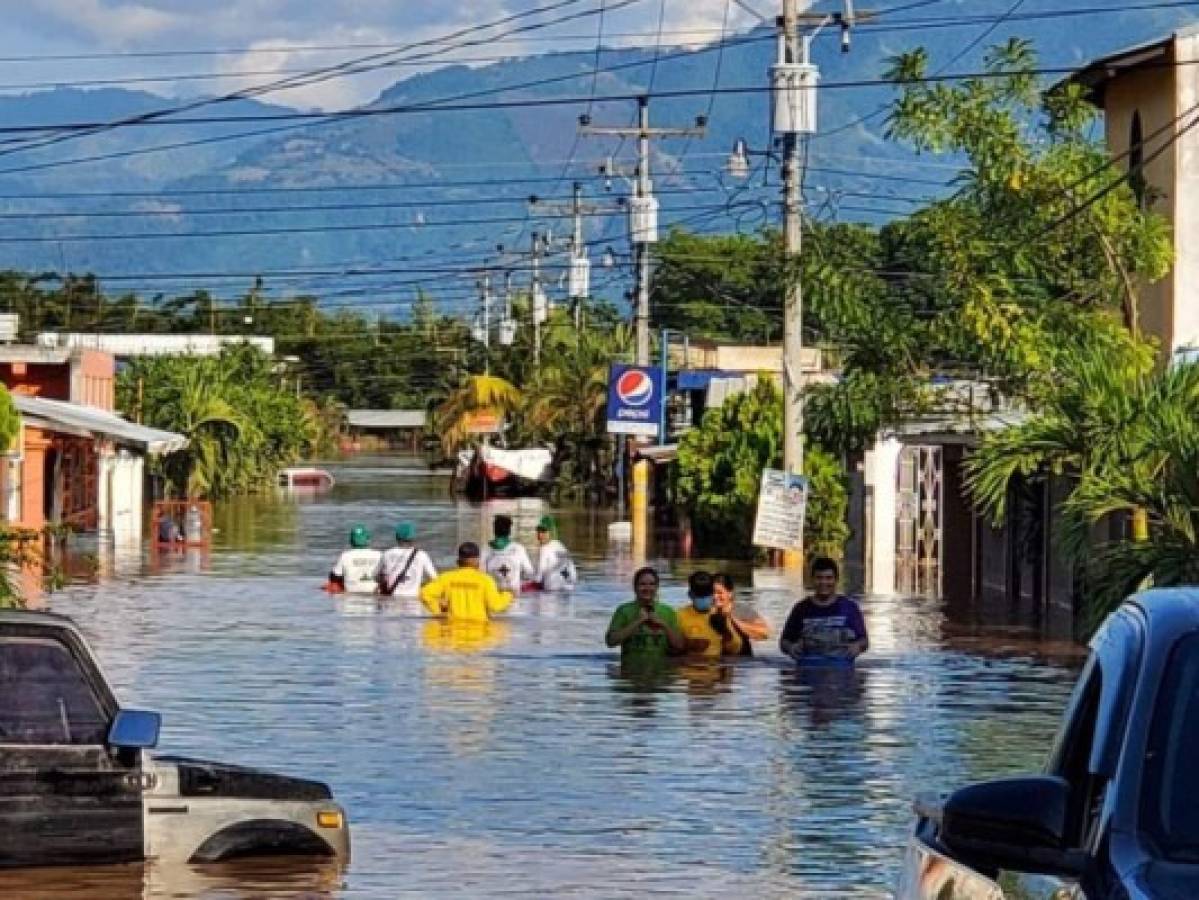 En algunos sectores las calles permanecen inundadas de agua, pues los sistemas de drenaje colapsaron por la acumulación de desperdicios. Foto: AFP