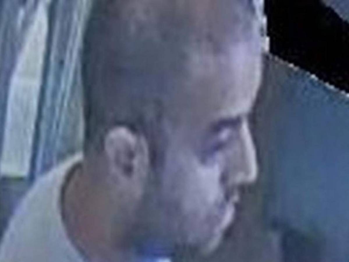 La policía compartió en sus redes sociales una fotografía del sospechoso.