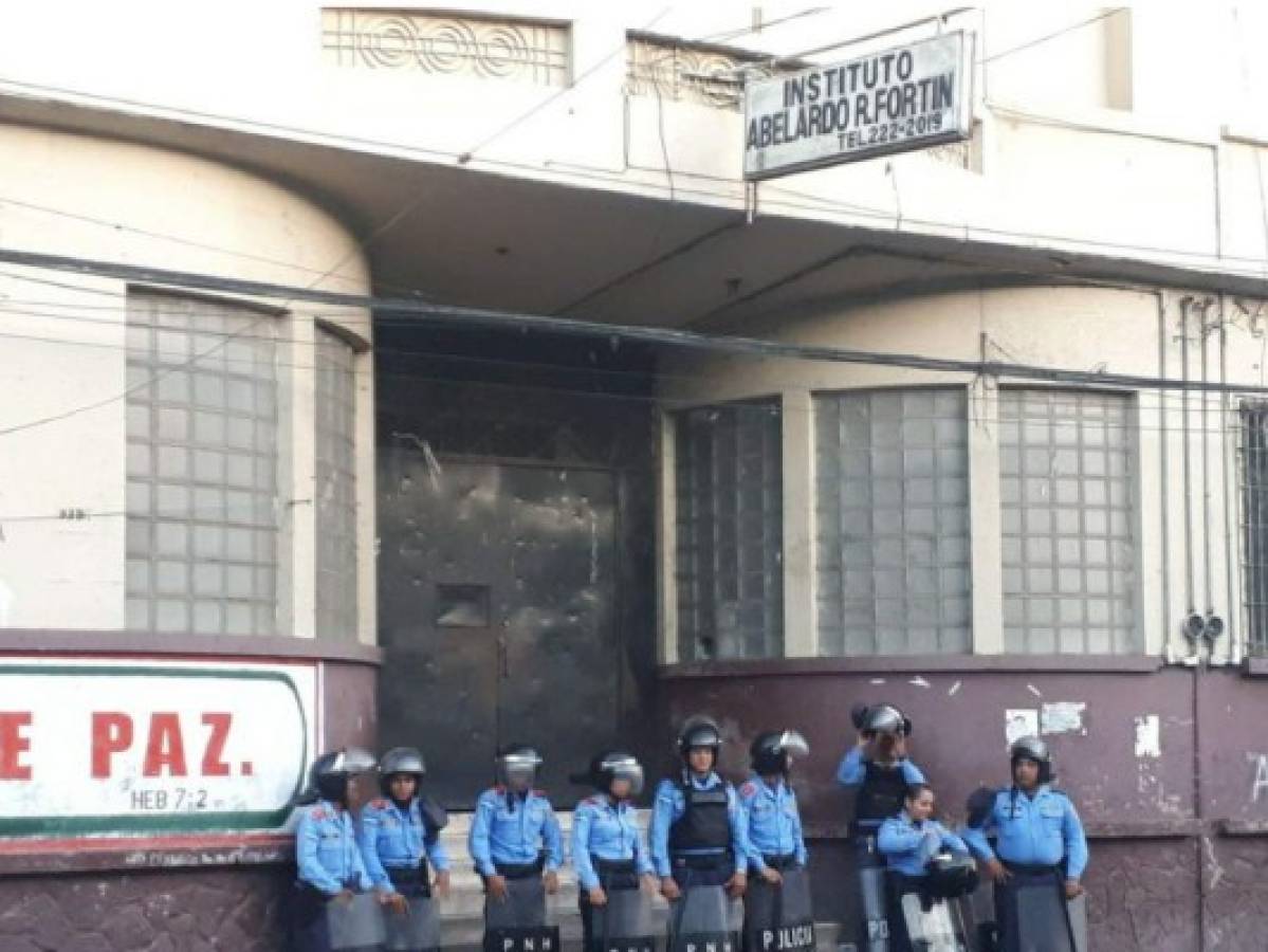 Bajo resguardo policial amanecen colegios tras protestas por aumento al pasaje