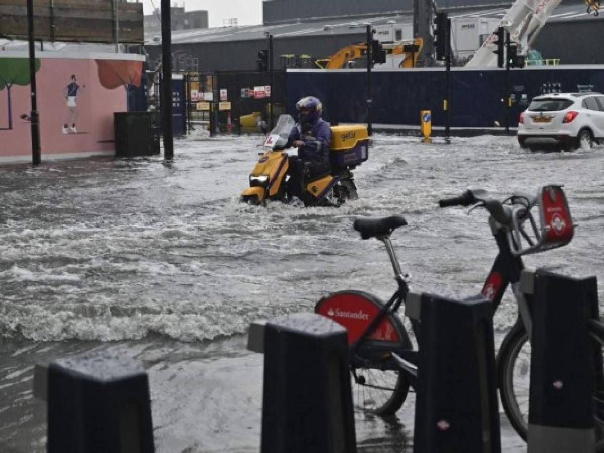 Videos: Lluvias torrenciales anegan calles en el sur de Londres 