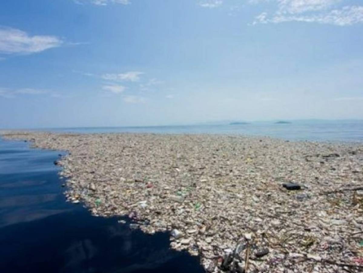 Isla de basura en Mar Caribe hondureño resalta y causa alarma en el mundo