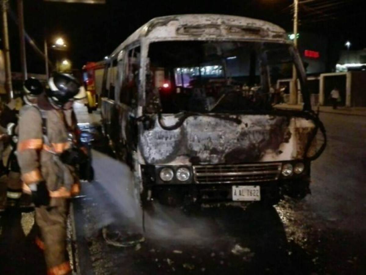 Incendian bus rapidito del Carrizal-La Sosa en Tegucigalpa