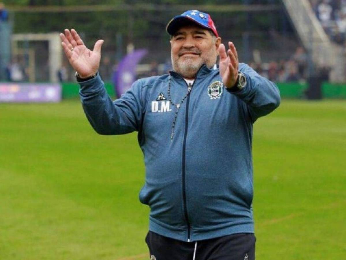 Maradona regala réplica de camiseta que usó en México-1986 para campaña solidaria de Conmebol