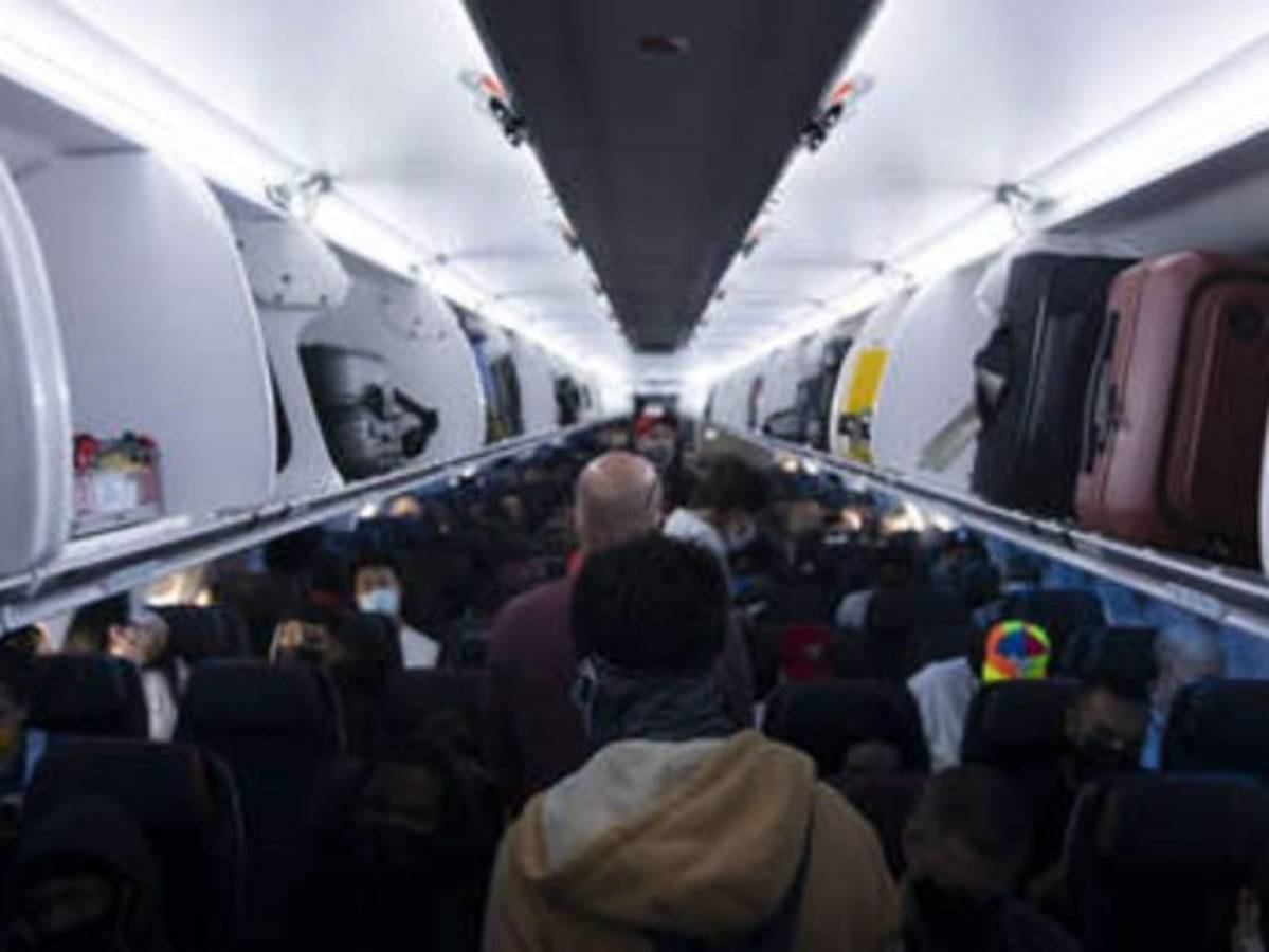 Procesan a mujer de Michigan por insulto racial en vuelo  