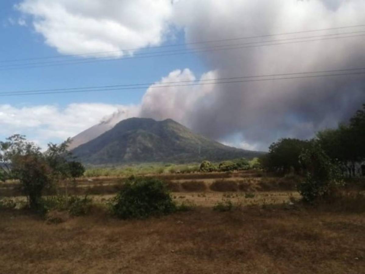 Volcán lanza cenizas sobre comunidades en noroeste de Nicaragua  