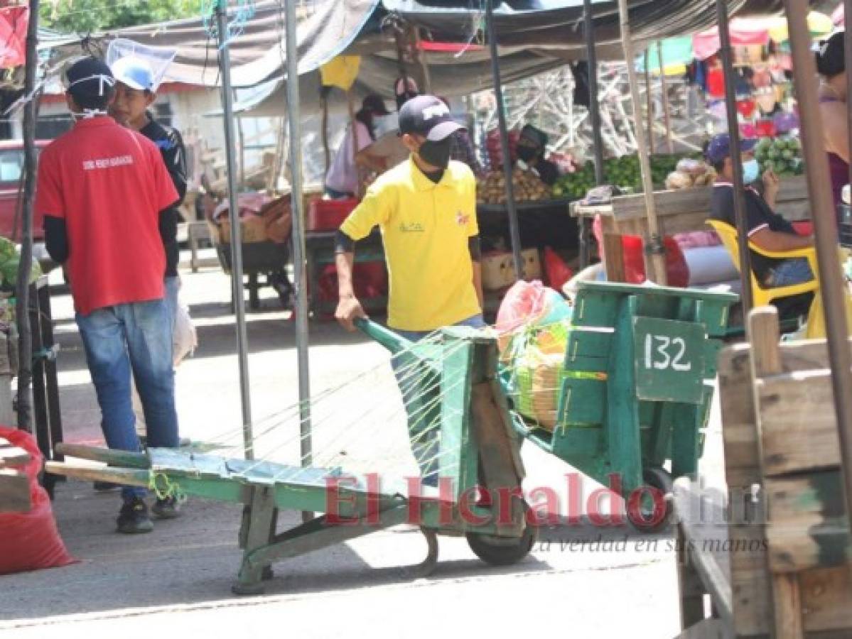 'Yo todo el pisto que hago se lo doy a mi mamá”: Edison y su trabajo en el mercado