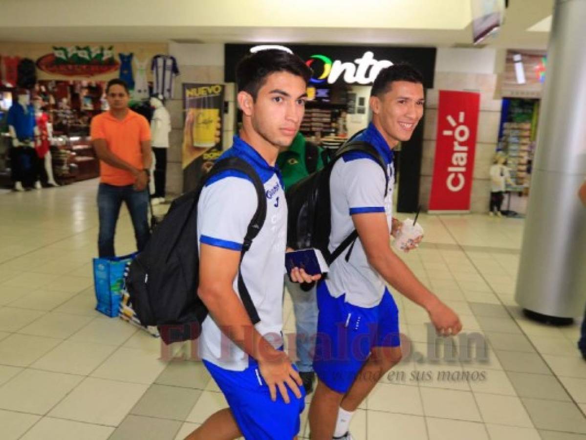 Jonathan Rubio junto a Kevin López antes de subir al avión en Toncontín. (Fotos: Ronal Aceituno / EL HERALDO)