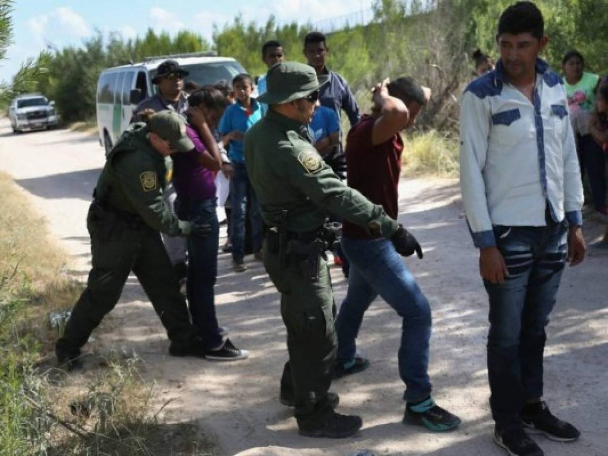 Cesarán detención de familias migrantes en la frontera con Texas por saturación en cárceles