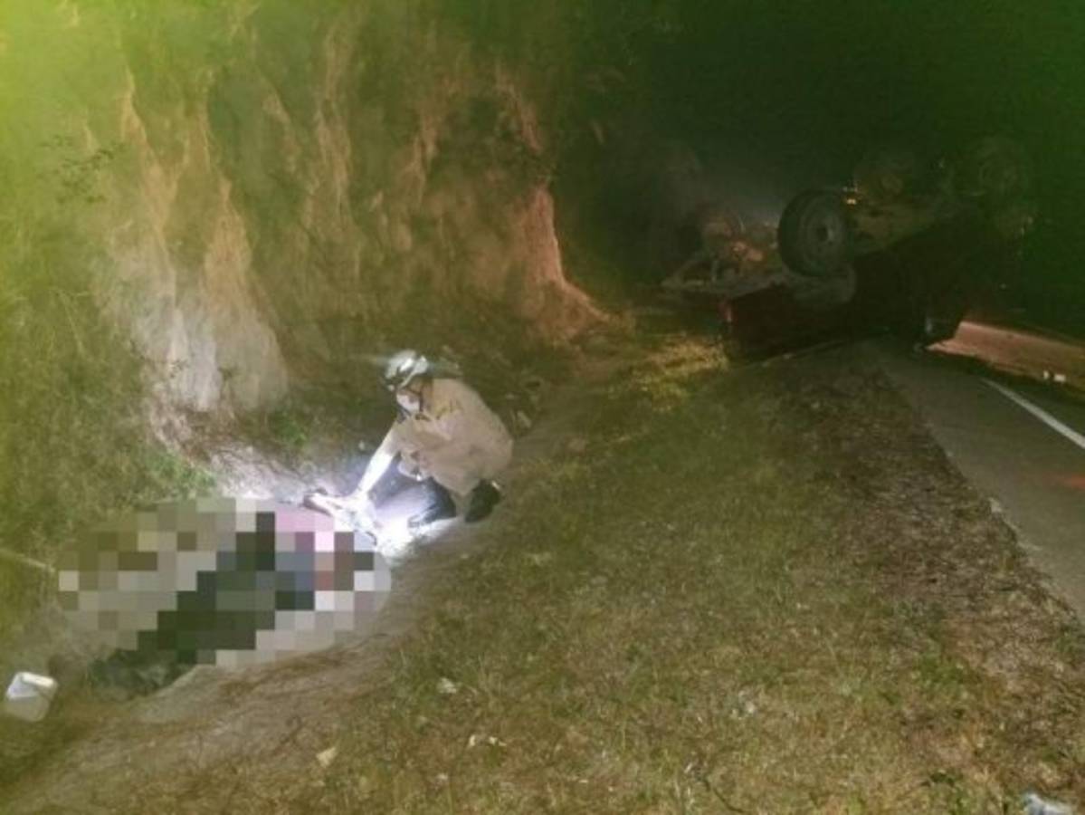 El cuerpo del infortunado hombre fue hallado a unos tres metros de distancia de su vehículo, ya sin signos vitales.