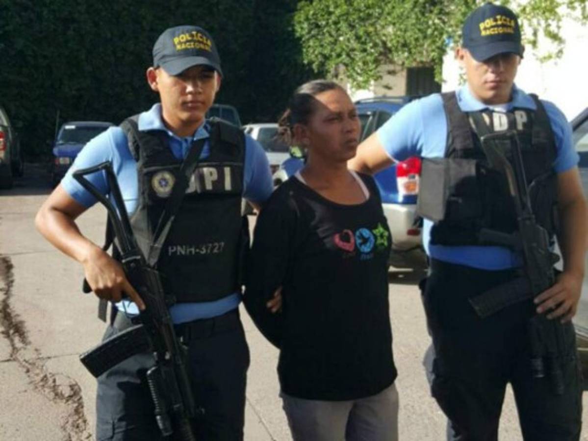 Con su atuendo de mujer fue arrestado Juan Rolando Zúniga en un punto de la capital.