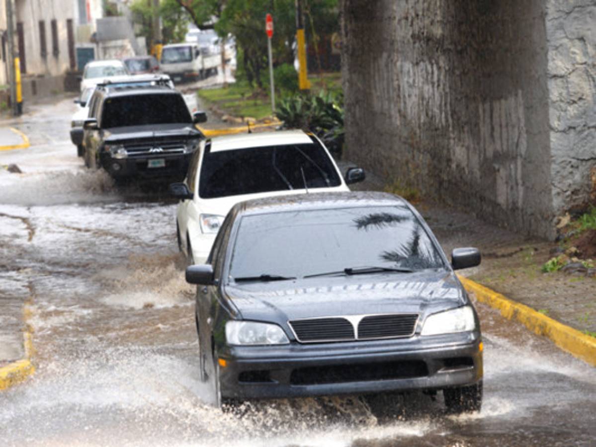 Alerta por deslizamiento en La Fraternidad tras 30 minutos de lluvia